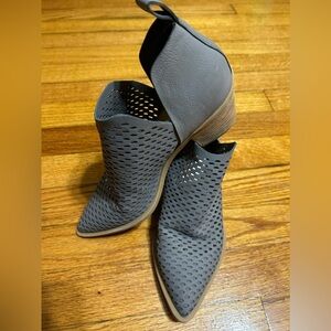 Dolce Vita Boots Womens 6 Gray Laser Cut Pointed Toe Bootie Block Heels